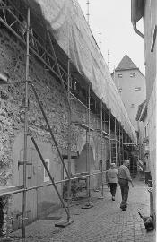 Die Stadtmauer wird saniert, der Wehrgang soll ab Mitte September begehbar sein. Das Spitaltor, das im Hintergrund zu sehen ist, bekommt eine Fassadenauffrischung. Foto: T.Kohl